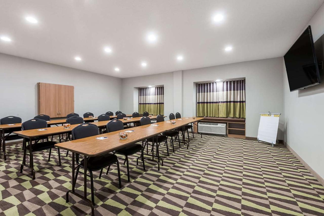 Microtel Inn & Suites By Wyndham New Martinsville Exterior photo