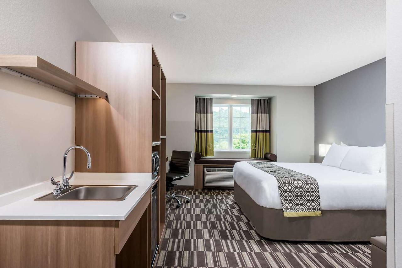 Microtel Inn & Suites By Wyndham New Martinsville Exterior photo